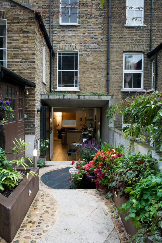 Spiral courtyard garden in East London - Earth Designs Garden Design